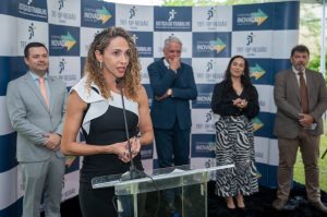Imagem mostra discursando a juíza titular da Vara do Trabalho de Jataí, Fernanda Ferreira