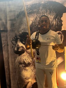 imagem mostra o mestre de capoeira Xeréu