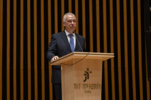 Homem fala atrás de um púlpito