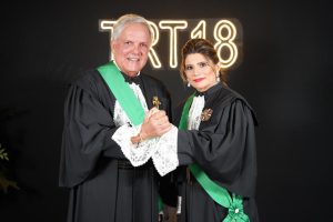 Um homem e uma mulher segurando as mãos à frente em sinal de união