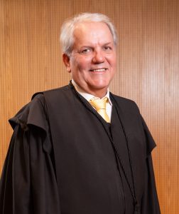 Desembargador Eugênio Cesário sorrindo para a foto
