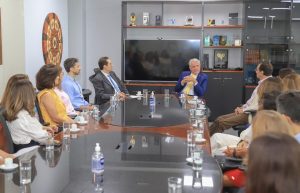 A imagem mostra o desembargador Eugênio Cesário reunido com a equipe da Secretaria de Recurso de Revista e com o juiz auxiliar da Presidência, Platon Neto. Todos estão sentados ao redor de uma mesa no Gabinete da Presidência