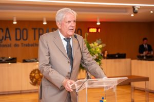 Homem fala ao púlpito