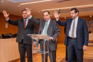 Homem fala ao púlpito