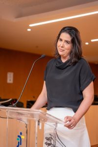 Mulher fala ao púlpito