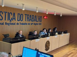 Julgadores numa bancada do Tribunal Pleno