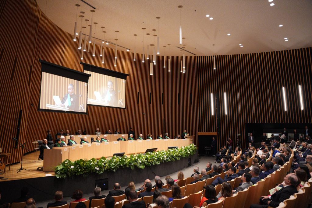 Auditório iluminada durante solenidade de posse