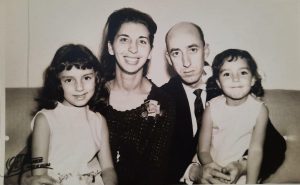 Imagem de arquivo de família: Kathia Albuquerque com a mãe Marly Albuquerque, o pai Ildeu Albuquerque e a irmã Karla Maria.
