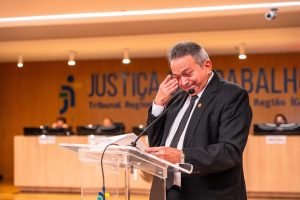 imagem mostra o desembargador Geraldo Nascimento emocionado ao fazer seu discurso