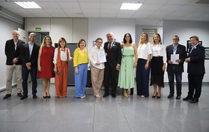 Várias pessoas posando para foto numa sala fechada