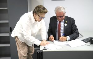 Reitora Olga Runchi e desembargador Eugênio Cesário assinam termo de doação