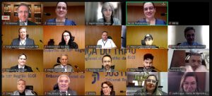 A captura de tela mostra uma reunião do Zoom com vinte participantes exibidos em formato de grade. Cada participante ocupa uma janela retangular, mostrando sua cabeça e ombros e, em alguns casos, parte da parte superior do corpo. A maioria dos participantes está olhando para a câmera.