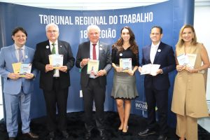 imagem mostra desembargador presidente Eugênio Cesário e autoridades segurando cartilha contra o assédio