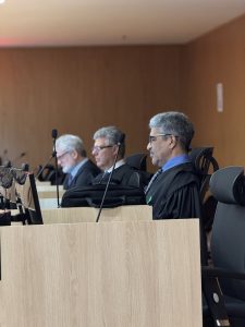 Imagem mostra  da esquerda para a direita os desembargadores Mário Bottazzo, Daniel Viana Júnior e Marcelo Pedra durante a sessão do Pleno.