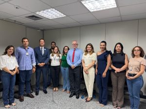 11 pessoas lado a lado posando para foto.