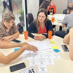 imagem mostra servidores de vários tribunais sentados em uma mesa no Liods