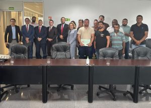 Várias pessoas em pé em uma sala posando para foto