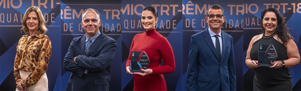 Pessoas posando para foto, algumas com troféu nas mãos