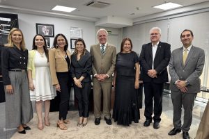Imagem mostra da esq. para a direita, os magistrados: Narayana Hannas, Jeovana Cunha, Wanda Ramos, Iara Rios, Eugênio Cesário, Alciane Margarida e Welington Peixoto.
