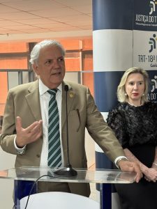 Imagem mostra o presidente do TRT-GO, desembargador Eugênio Cesário, discursando durante a inauguração do Cejusc Digital.