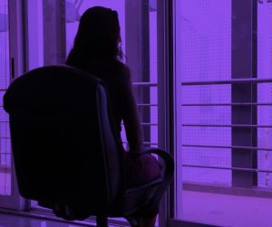 imagem ilustrativa mostra uma mulher de costas olhando pela janela