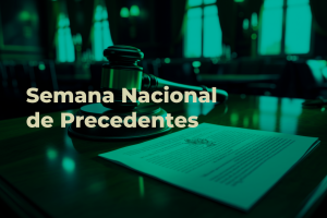 A imagem exibe um fundo em tons escuros de verde-água, que parece ser o interior de uma sala de audiências ou tribunal, com janelas e móveis de madeira ao fundo. Em primeiro plano, sobre uma mesa, há um malhete de juiz e um documento. Sobre essa cena, em destaque, está escrito em português: "Semana Nacional de Precedentes".
