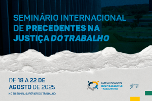 A imagem é um cartaz azul escuro com detalhes em branco e amarelo. O texto principal, em azul claro, anuncia um "SEMINÁRIO INTERNACIONAL DE PRECEDENTES NA JUSTIÇA DO TRABALHO", que ocorrerá "DE 18 A 22 DE AGOSTO DE 2025" "NO TRIBUNAL SUPERIOR DO TRABALHO". No canto inferior direito, há logotipos que remetem à "SEMANA NACIONAL DOS PRECEDENTES TRABALHISTAS" e ao "TST".
