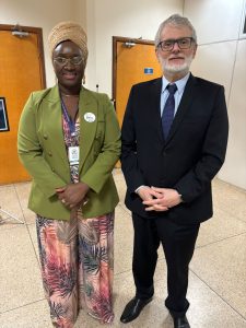 Uma mulher e um homem em pé posando para foto