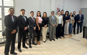 Desembargadora Iara Rios com o novo titular da VT, juiz Eduardo Nascimento, e advogados que atuam na jurisdição