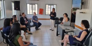 Várias pessoas em uma roda de conversa