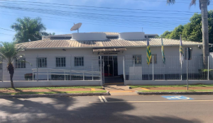 Fachada da VT de Jataí, uma casa grande, várias janelas e pintura clara. 