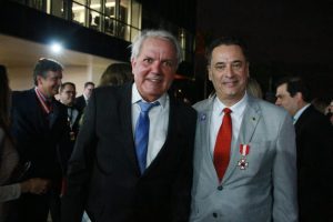 Dois homens vestindo terno em pose para foto