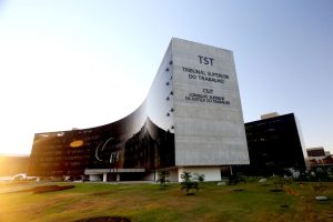 Foto colorida mostra a fachada do prédio do CSJT e do TST em Brasília