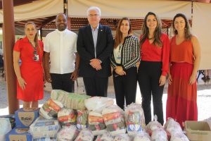 imagem mostra o desembargador Welington Peixoto, o padre Geovani dos Santos Pereiras e servidoras do TRT-GO