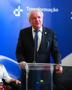 Homem vestindo terno preto fala ao púlpito