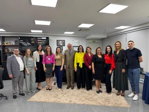 Várias pessoas em pé posando para foto