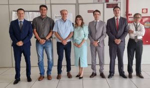 Várias pessoas em pé posando para foto