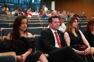 Várias pessoas sentadas em um auditório