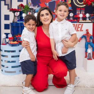 imagem mostra a servidora Monique Rabelo com os filhos