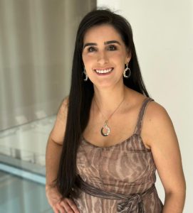 imagem mostra a servidora Monique Rabelo