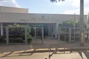 Imagem colorida da entrada no foro de Aparecida de Goiânia.