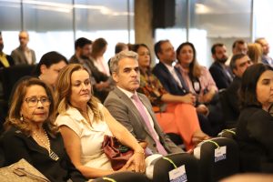Pessoas sentadas em um auditório