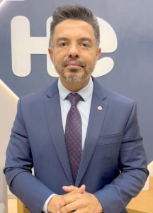 Homem de terno fala para a câmara