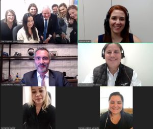 Algumas pessoas on-line participam de audiência virtual