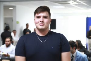 imagem mostra um estudante de direito jovem