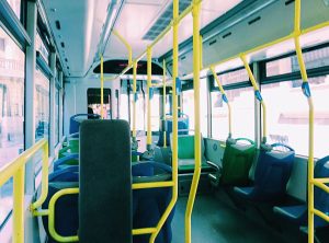 imagem mostra a parte interna de um ônibus