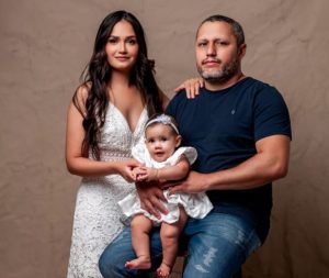 imagem mostra o servidor Pereira com a esposa e a filha