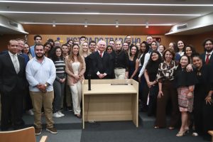 imagem mostra alunos do curso de Direito com o desembargador Elvecio Moura