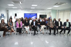 imagem mostra o presidente do TRT-GO junto com alunos do curso de Direito da Faculdade Anhanguera de Anápolis