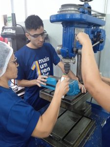 Pessoas trabalhando em uma máquina